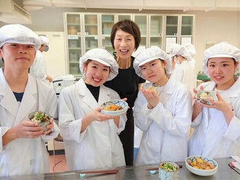 栄養学科が、料理研究家の浜内千波氏を講師にお迎えし「特別授業」を