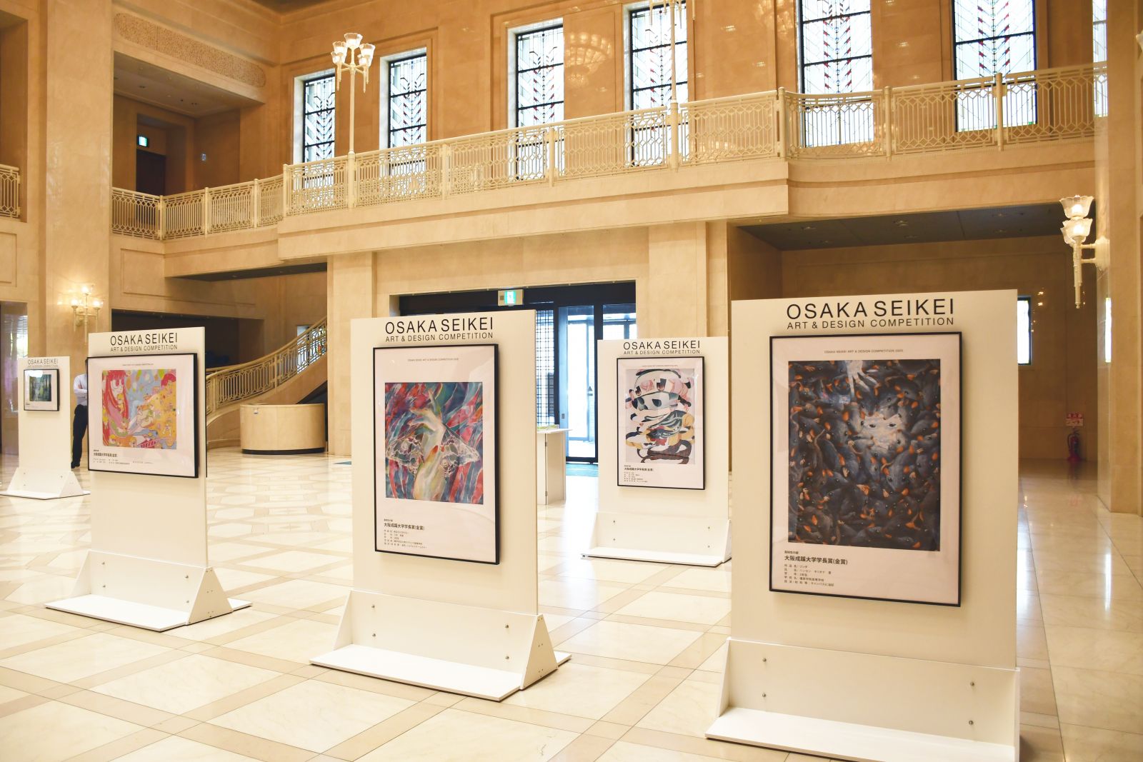 大阪市役所本庁舎正面玄関ホールにて、第15回アート＆デザイン