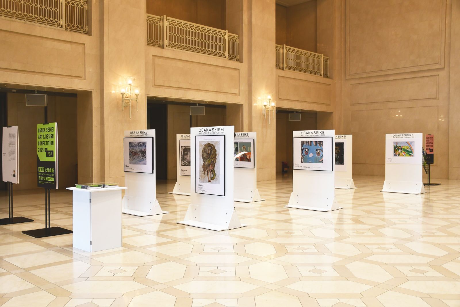 大阪市役所本庁舎正面玄関ホールにて、第15回アート＆デザイン